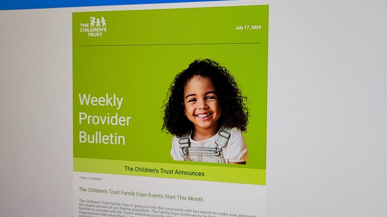 Boletín semanal para proveedores con un niño sonriente en la portada.